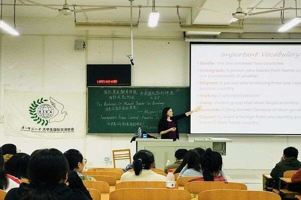 Laura介绍移民历史.jpg