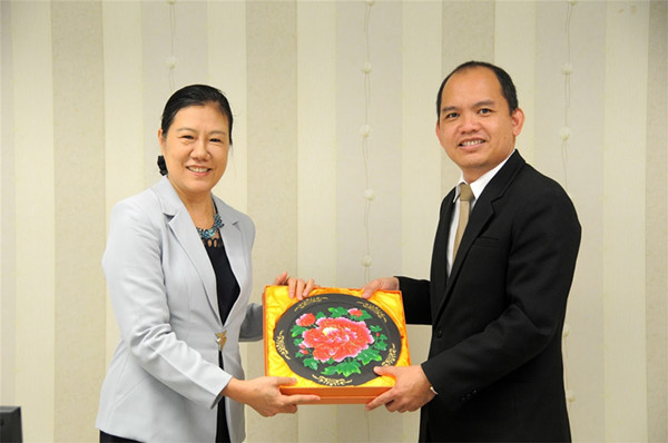 孙代表向副校长赠送纪念品