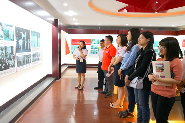 3-参观越南学校纪念馆二楼展厅.jpg