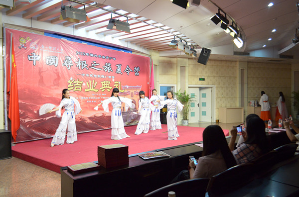 独秀五洲艺术团为在场嘉宾表演中国传统民族舞蹈