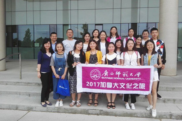 未标题-1_0000_在湖首大学教学楼前合影留念.jpg