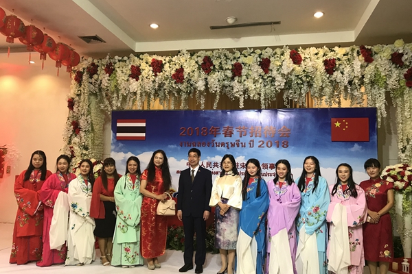 2-孔院教师与周总领事合影.jpg
