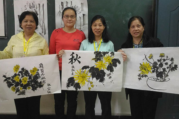 _0002_3.泰国本土汉语教师展示学习到的中国画.jpg
