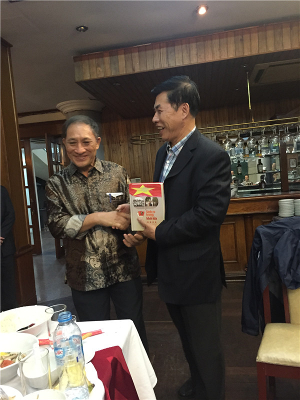 阮文追学校校友向我校越南纪念馆馆长赠送书籍