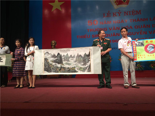我校向阮文追学校赠送桂林山水画