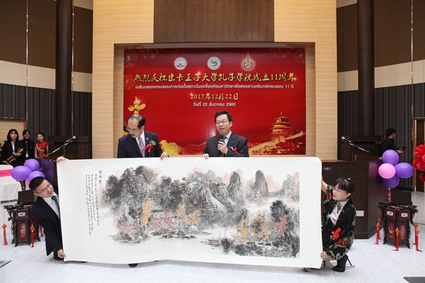 4-广西师大贺校长向宋大林校长赠送专门为本次庆祝活动创作的书画作品.jpg
