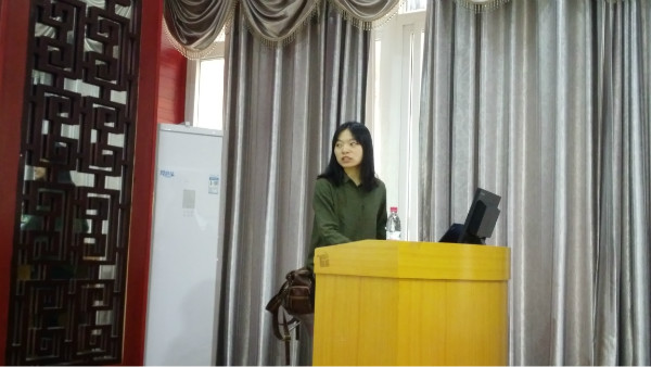 钟雅倩做报告（修改图）.jpg