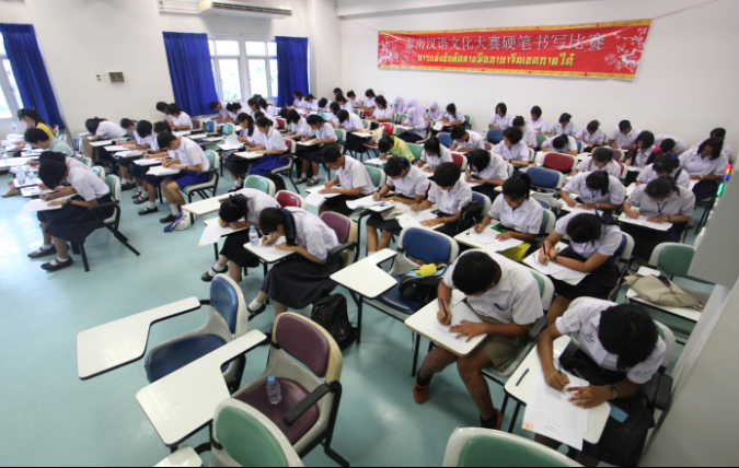 选手们进行硬笔书写