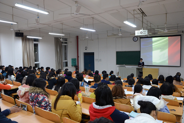 李冬梅副院长主持第一场报告会