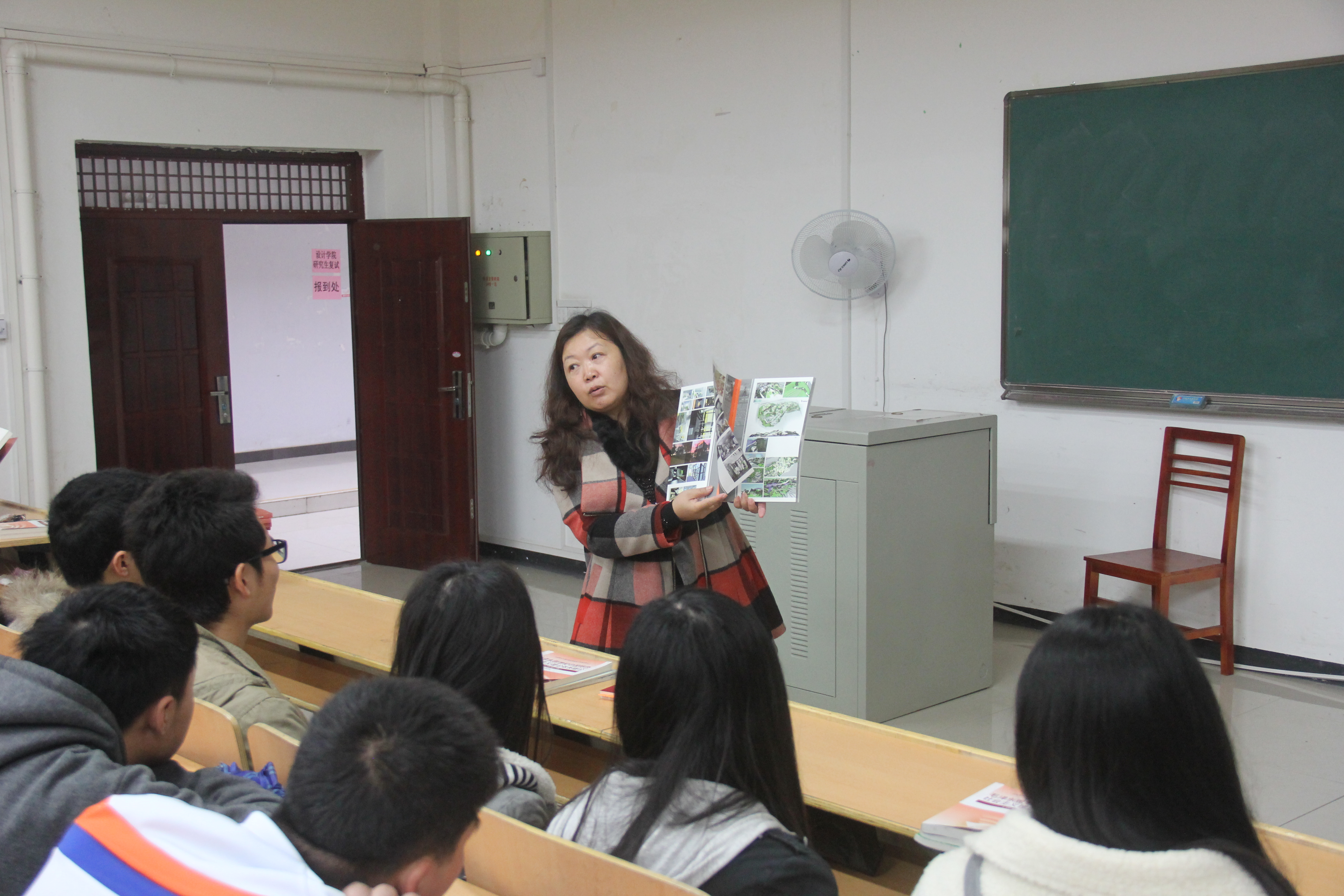 设计学院彭馨弘副院长为同学们展示设计学院学生作品