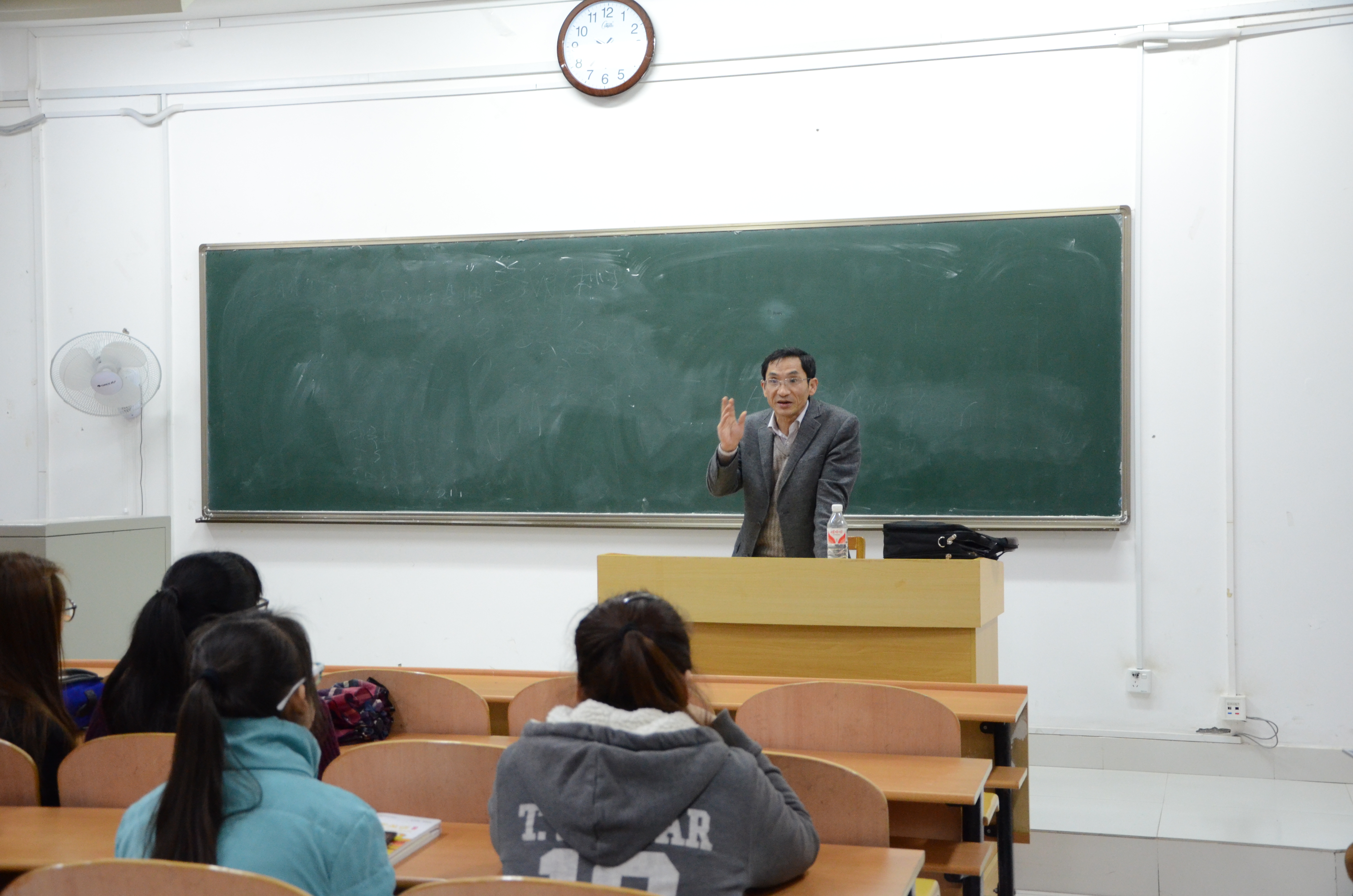 政行学院李恩来副院长正在向同学们介绍情况