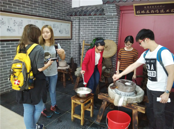 在工作人员的指导下磨浆