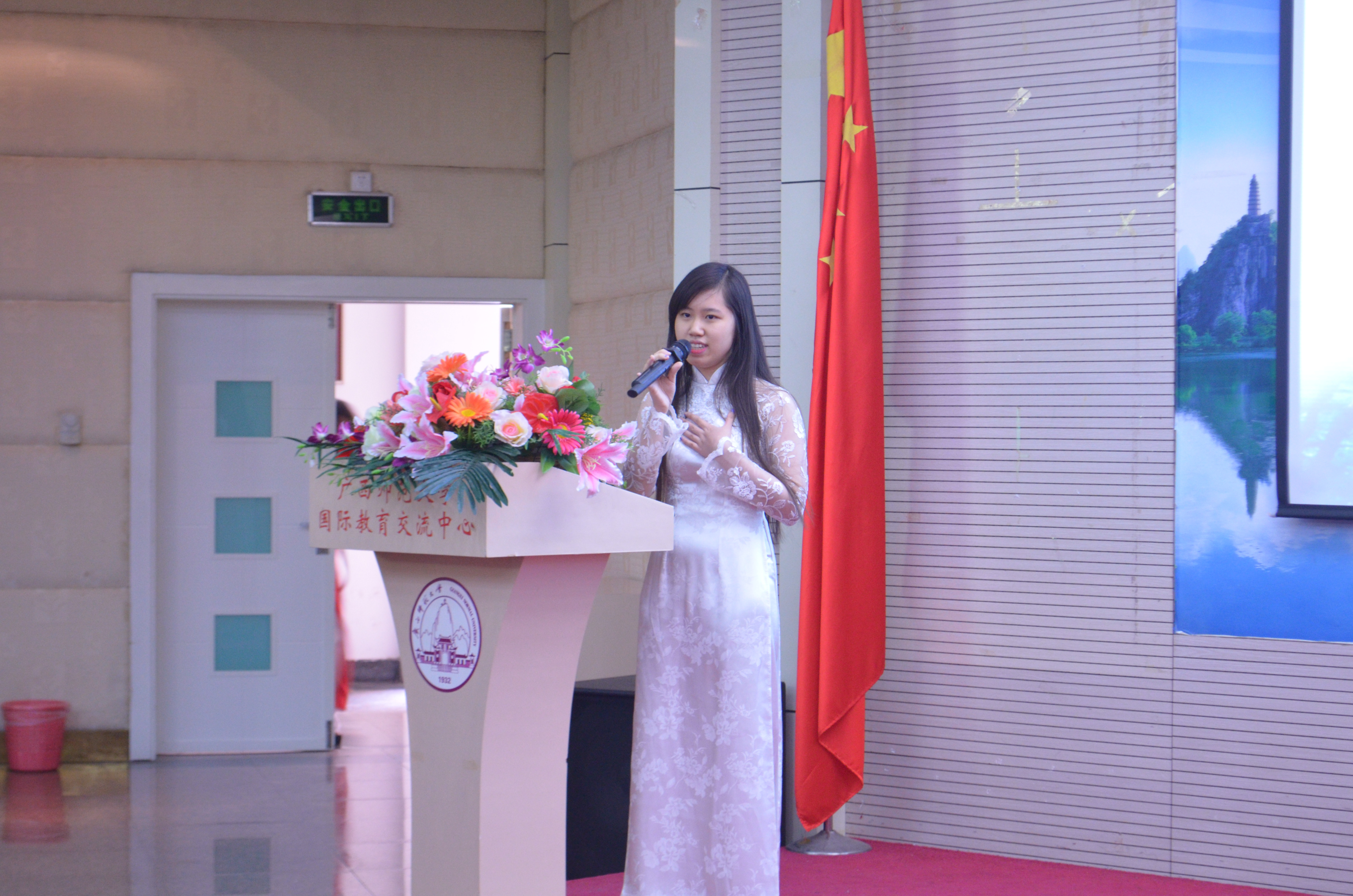 越南学生代表杜月英发言