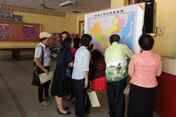 2-学员兴致勃勃地查找中国地图.jpg