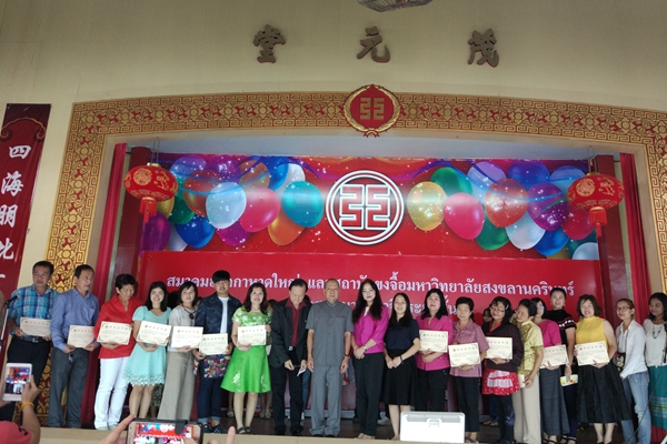 3-学员领取结业证书.jpg