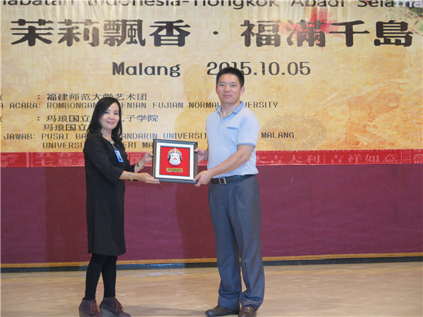 双方学校互换礼物