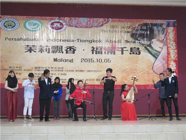 观众上台体验中国传统乐器