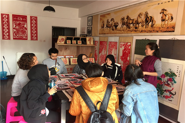 1-彭老师为大家讲解剪纸艺术.jpg