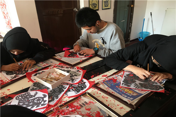 3-同学们专心致志地剪纸.jpg