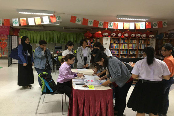 4-学生签到进场.jpg