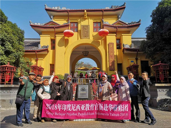 研修团成员参观我校王城校区.jpg