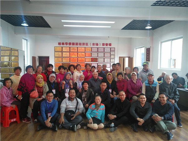 研修团成员与桂林华侨农场华侨交流后合影.jpg