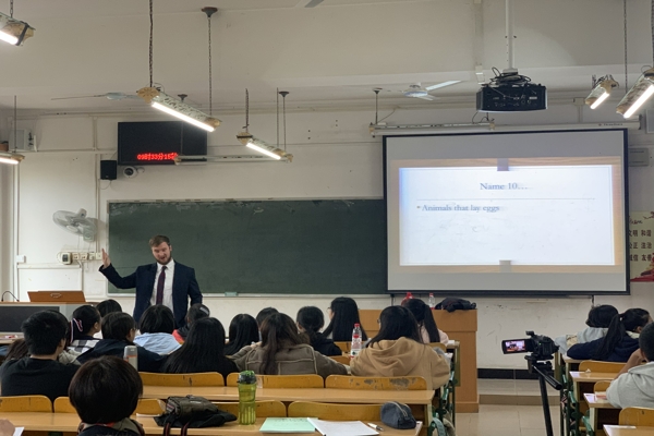 1.Chris耐心授课.JPG 1.Chris耐心授课.JPG