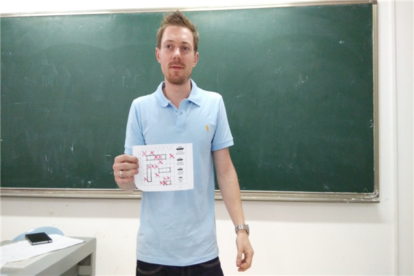 Damien向同学们讲解游戏规则