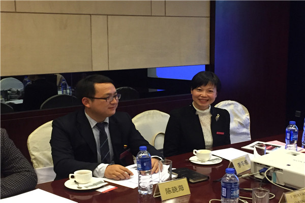 3国际文化教育学院院长李冬梅主持会议.jpg