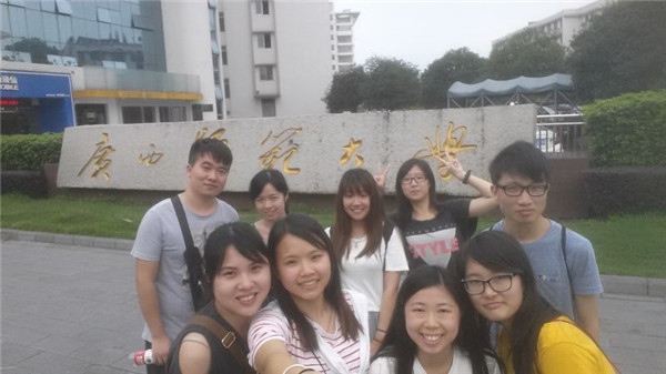 香港同学与我校志愿者在校门合影留念