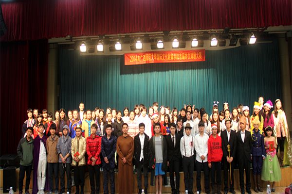 全体演职人员合影