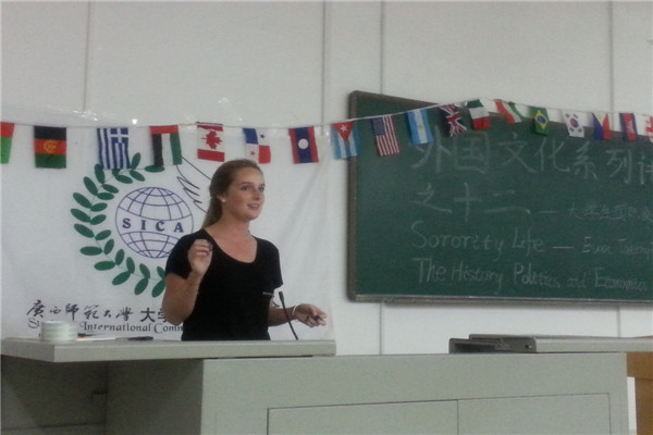 美国教师Evan Tarkington在演讲