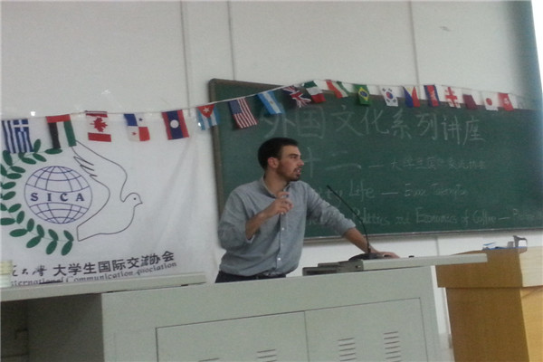 美国教师Philippe Meister在演讲