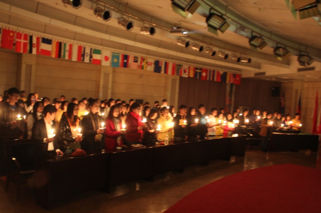 泰国学生手捧蜡烛,唱着祝福的歌曲