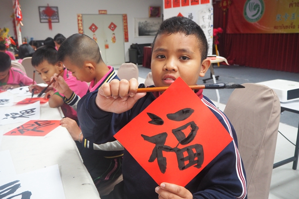 2-学生体验书法.jpg