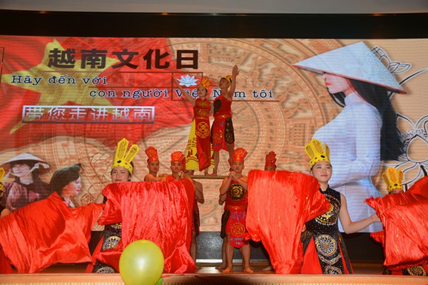 7-广西师大越南留学生表演的舞蹈《国家摇篮》.jpg