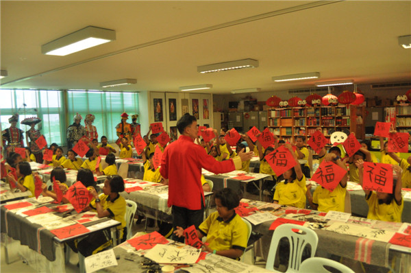 孩子们自豪地举起自己的书法作品