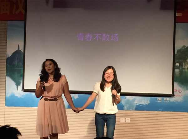 师生深情演绎《至少还有你》