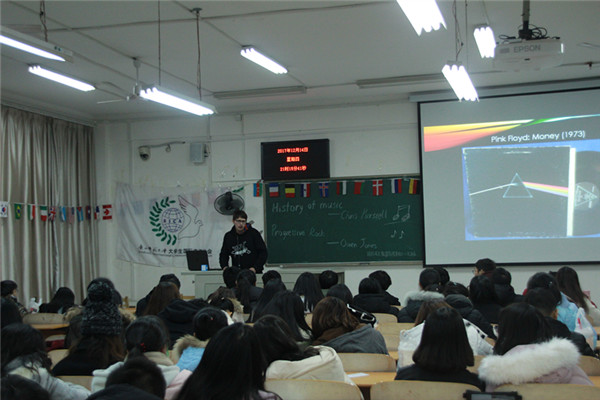 2. 外教Owen在位同学们介绍前卫摇滚乐.jpg