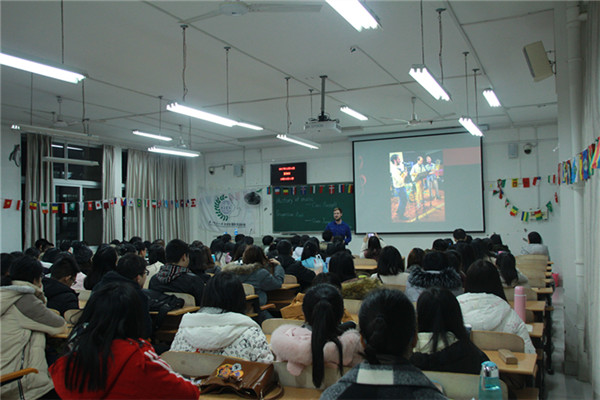 1. 外教Chris在分享他的“音乐故事“.jpg