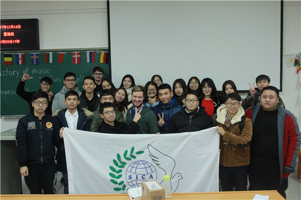 3. 两位主讲外教和同学们合影留念.jpg