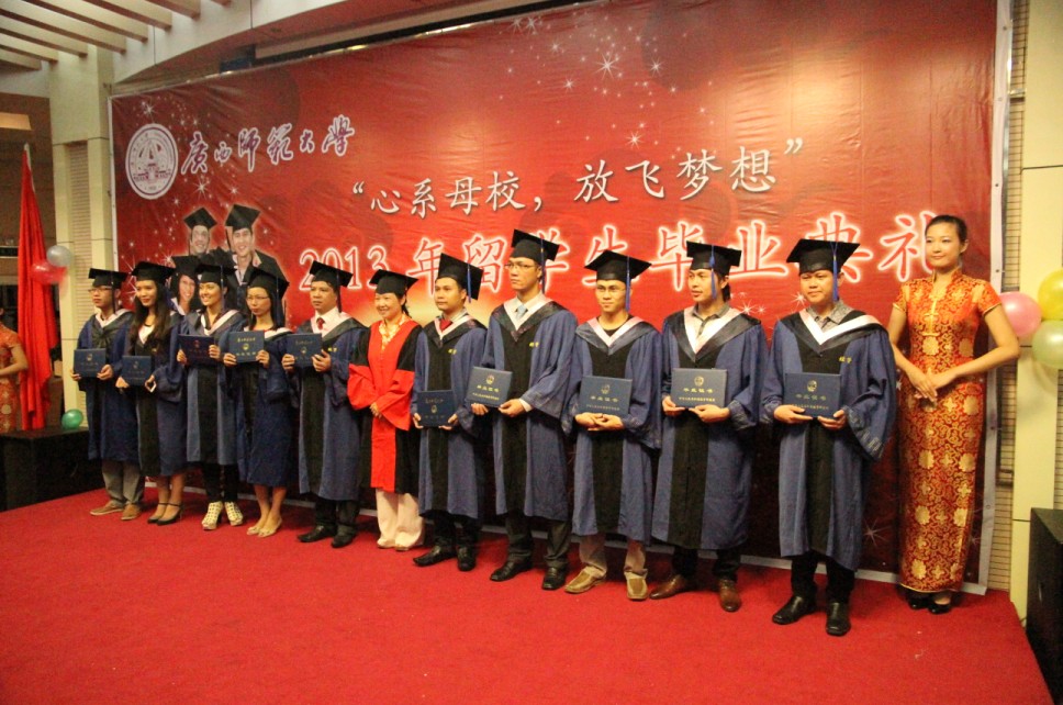 査丹明副书记给毕业生颁发证书及合影留念