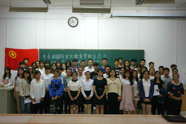 1.老师和同学们合影留念.jpg