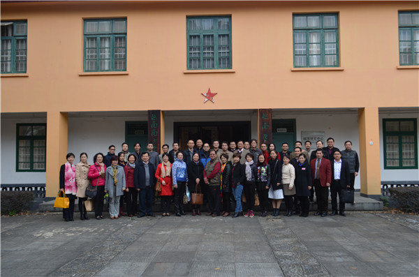 全体与会嘉宾在越南学校纪念馆前合影