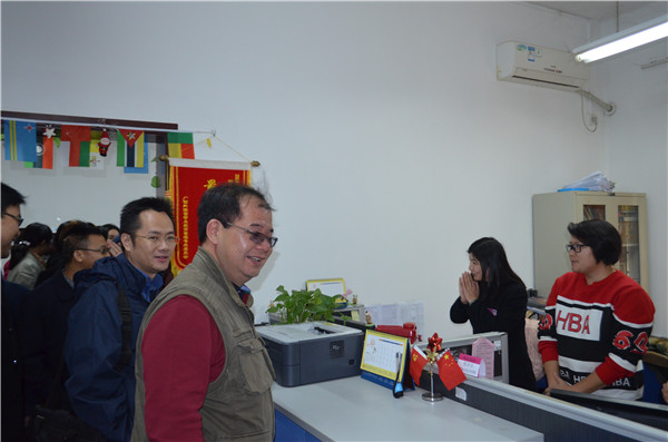 嘉宾参观广西师范大学留学生管理办公室