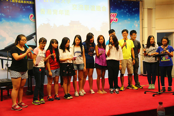 图为交流晚会上香港青年团成员表演小合唱