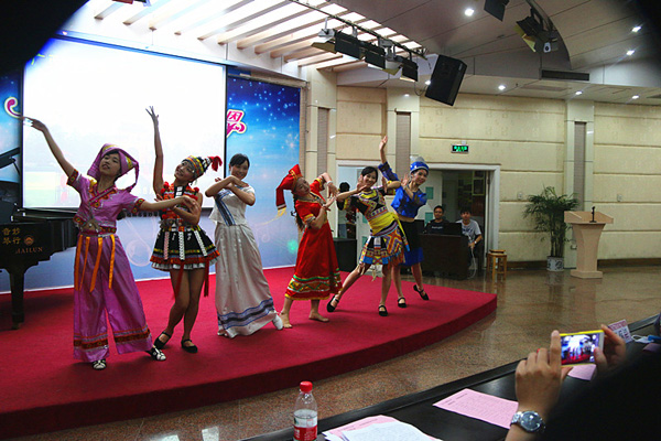 图为交流晚会上我校学生表演民族服装秀