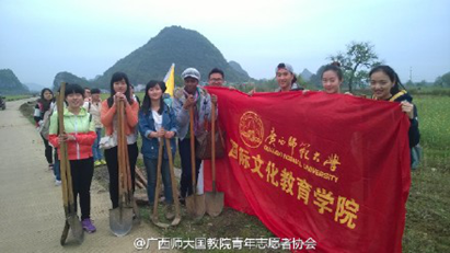 全体植树人员大合影