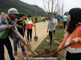 中外青年志愿者一起植树