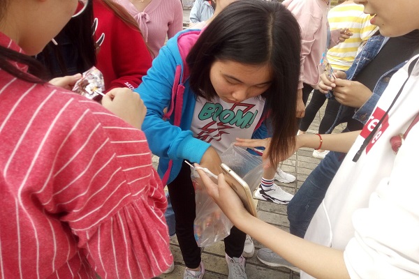 4.同学们在分享获得的奖励——糖果.jpg